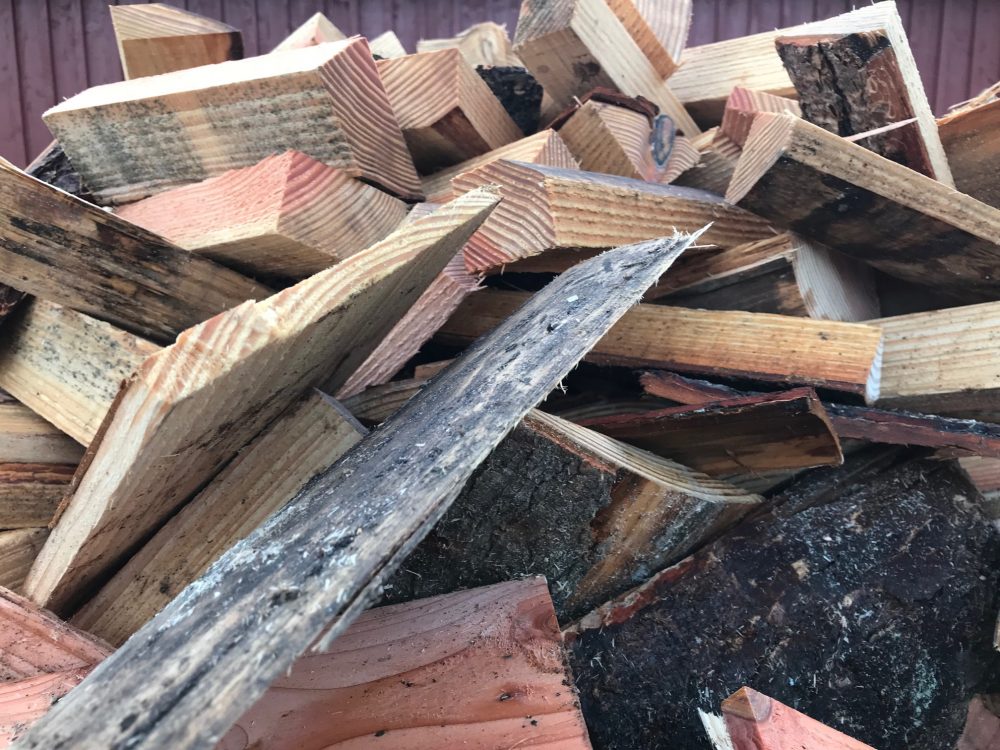 Stak af skallebrænde – afskær og resttræ til brænde.