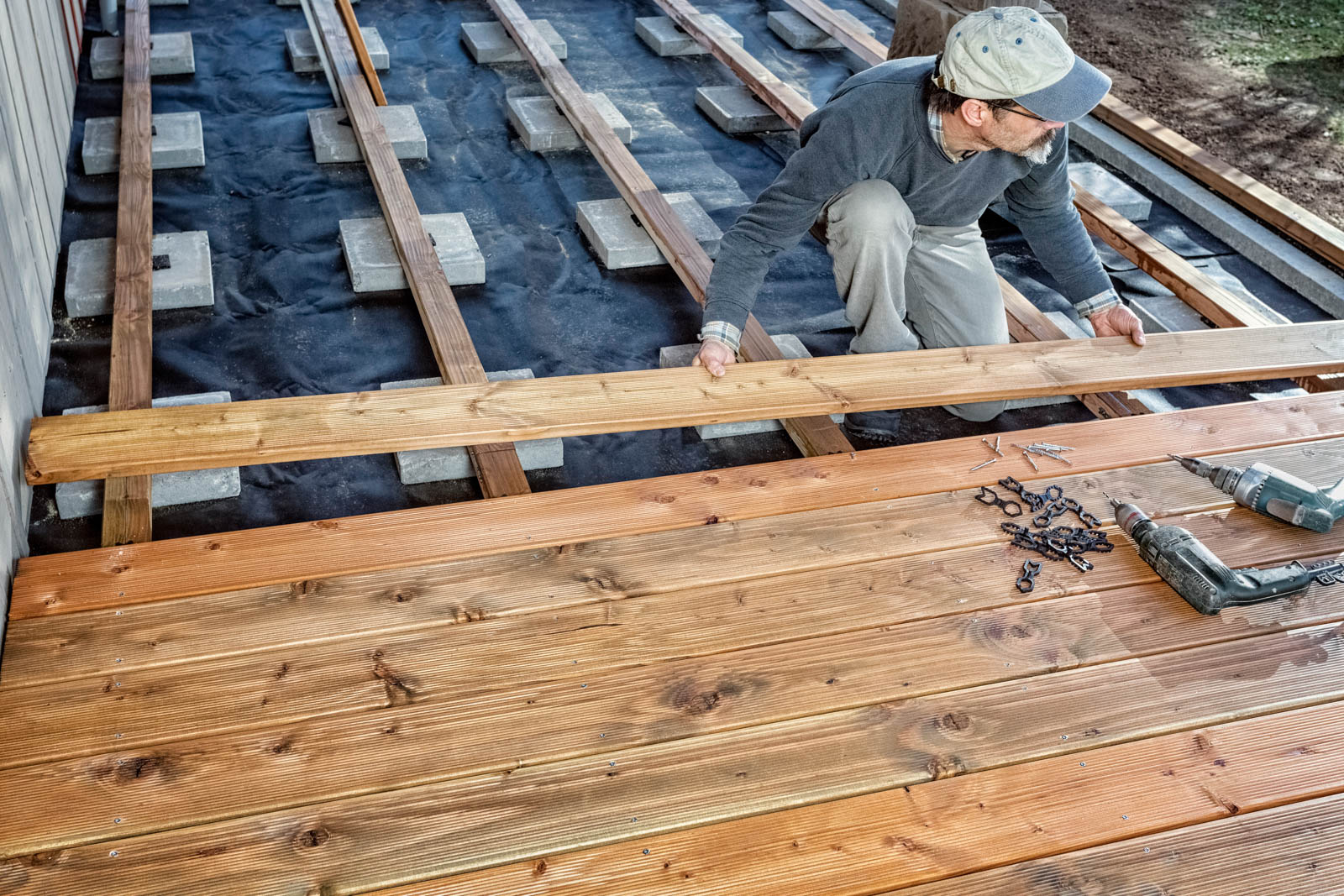 Byggeri af terrasse med douglasgranplanker