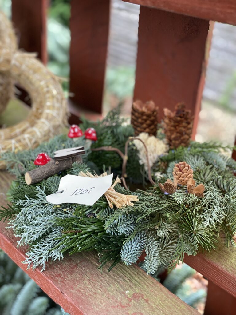 Håndlavet juledekoration af gran og kogler
